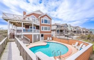 Una casa grande con piscina delante de ella. en K0510 Sunday Drive - Oceanfront, Pool, Hot Tub, Fall Availability!, en Whalebone