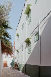 ケルアンにあるDar Dhiafa Paul Klee Kairouanの緑窓のある白い建物