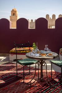 ケルアンにあるDar Dhiafa Paul Klee Kairouanのテーブルと椅子(食器付) +35枚の写真