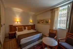 Ένα ή περισσότερα κρεβάτια σε δωμάτιο στο Dar Dhiafa Paul Klee Kairouan