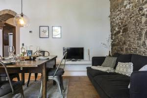 Χώρος καθιστικού στο Renewed Apartment With Siena Hills View