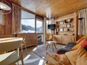 a living room with a view of a mountain at Appartement au centre de Val d'Isère, 3 pièces, 6 pers., avec WiFi - FR-1-567-60 in Val dʼIsère