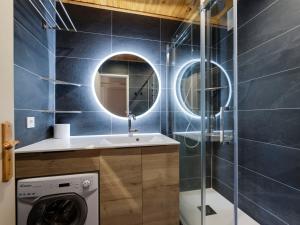 a bathroom with a washing machine and a mirror at Appartement au centre de Val d'Isère, 3 pièces, 6 pers., avec WiFi - FR-1-567-60 in Val dʼIsère +2 photos