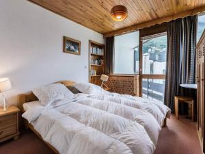 a bedroom with a large bed and a large window at Appartement au centre de Val d'Isère, 3 pièces, 6 pers., avec WiFi - FR-1-567-60 in Val dʼIsère