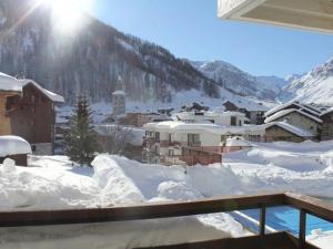 a snow covered town with a mountain in the background at Appartement au centre de Val d'Isère, 3 pièces, 6 pers., avec WiFi - FR-1-567-60 in Val dʼIsère