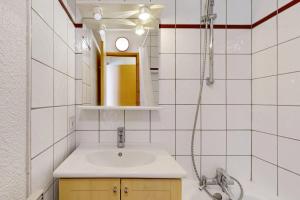 une salle de bain avec lavabo et douche dans l'établissement Les Arolles - La Plagne 1800, à La Plagne Tarentaise 48 autres photos