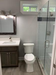 een badkamer met toilet, wastafel en douche bij Creole Nest in New Orleans