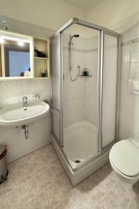 a bathroom with a shower and a sink and a toilet at Agriturismo Kabishof in Funes