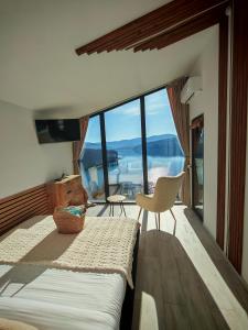 Postel nebo postele na pokoji v ubytování Moon Lake Bicaz - Casa Oia