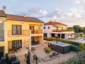 Bazén v ubytování Ville Novak Villaggio by Adex Travel nebo v jeho okolí