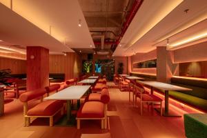 een restaurant met tafels en stoelen in een kamer bij COMMON INN Thu Dau Mot in Ga Phú Văn