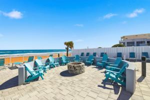un gruppo di sedie sulla spiaggia di The Maverick Resort - Ormond Beach a Ormond Beach