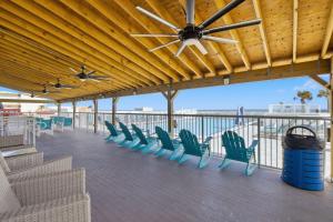 un ponte con sedie e un ventilatore a soffitto di The Maverick Resort - Ormond Beach a Ormond Beach