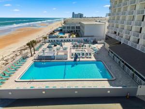 balcone con vista sulla piscina e sulla spiaggia. di The Maverick Resort - Ormond Beach a Ormond Beach Altre 75 foto