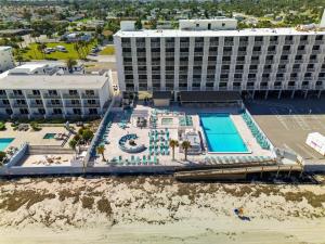 una vista aerea di un hotel con piscina di The Maverick Resort - Ormond Beach a Ormond Beach