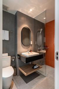 a bathroom with a sink and a toilet and a mirror at COMMON INN Thu Dau Mot in Ga Phú Văn +59 photos