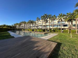 een zwembad voor een groot gebouw bij Luxury 2 bed apartment in Las Colinas in Orihuela-Costa