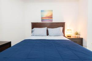 Ένα ή περισσότερα κρεβάτια σε δωμάτιο στο Lovely 3BR Apt With Balcony And Rooftop Pool Plus Views