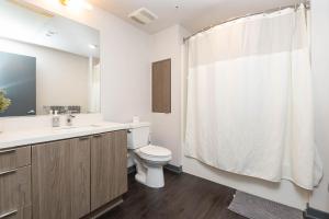 Ένα μπάνιο στο Lovely 3BR Apt With Balcony And Rooftop Pool Plus Views +30 φωτογραφίες