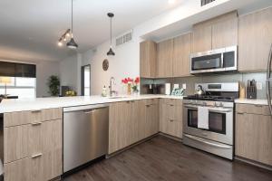 Η κουζίνα ή μικρή κουζίνα στο Lovely 3BR Apt With Balcony And Rooftop Pool Plus Views