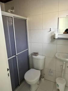 ein Badezimmer mit Toilette und Waschbecken in der Unterkunft Casa de Férias no Sôssego in Itamaracá