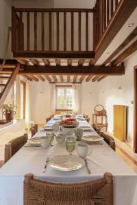 ein langes Esszimmer mit einem langen Tisch in der Unterkunft Harmony Homes Le Cottage Bleu - Indoor Pool Sauna & Spa in Le Planquay