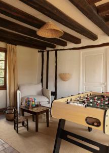 ein Wohnzimmer mit Billardtisch und Couch in der Unterkunft Harmony Homes Le Cottage Bleu - Indoor Pool Sauna & Spa in Le Planquay