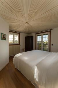 Voodi või voodid majutusasutuse Harmony Homes La Chapelle-Hareng - Indoor Pool Sauna & Spa toas +20 fotot