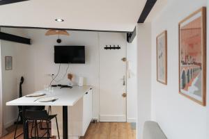 Μια τηλεόραση ή/και κέντρο ψυχαγωγίας στο Casa Gallia - Appartement au cœur du centre-ville