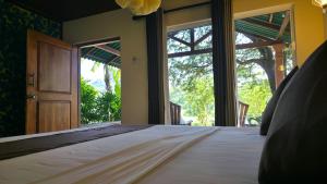 una cama en una habitación con una ventana grande en Sigiri Close-up View Guest, en Sigiriya