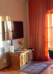 ウィーンにあるHerrlicher Ausblick über Wienの花瓶に花が置かれたテーブルのある部屋 +56枚の写真