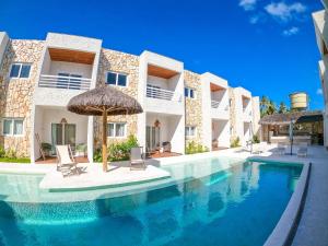 a swimming pool in front of a building at MHV Milagres - Casa Corais, Curimã D9 in Passo de Camarajibe