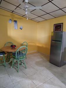 eine Küche mit Tisch und Kühlschrank in der Unterkunft Casa Vistagolfo in La Unión
