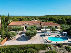 an aerial view of a villa with a swimming pool at Les Flamants in Portiragnes
