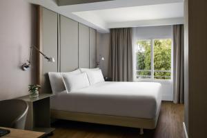 Postel nebo postele na pokoji v ubytování NH Paseo de la Habana