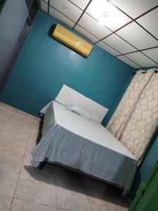 Bett in einem Zimmer mit Wandlicht in der Unterkunft Casa Vistagolfo in La Unión