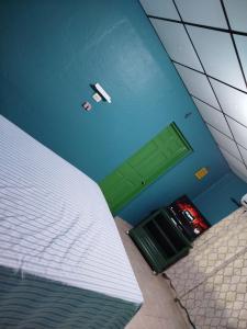 ein Schlafzimmer mit einem Bett und einer grünen Tür in der Unterkunft Casa Vistagolfo in La Unión