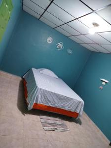 ein Schlafzimmer mit einem Bett in einer blauen Wand in der Unterkunft Casa Vistagolfo in La Unión