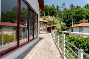 d'un balcon avec vue sur une maison. dans l'établissement Casa Oliveira e Quinteiro Gerês, à Gerês