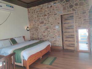 Ένα ή περισσότερα κρεβάτια σε δωμάτιο στο lake and woods - nakuchiyatal