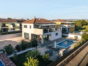 Bazén v ubytování Ville Novak Villaggio by Adex Travel nebo v jeho okolí