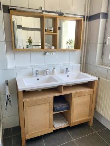 Ένα μπάνιο στο Expérience unique Explorer 3 pays depuis le même logement +44 φωτογραφίες