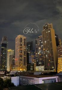 马尼拉Jazz Residences Makati City的夜晚的城市天际线景观