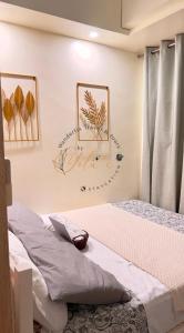 马尼拉Jazz Residences Makati City的一间卧室，有两张床，墙上挂着一幅画