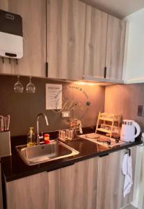 马尼拉Jazz Residences Makati City的带水槽和台面的厨房