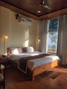 Ένα ή περισσότερα κρεβάτια σε δωμάτιο στο lake and woods - nakuchiyatal