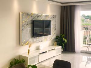 Μια τηλεόραση ή/και κέντρο ψυχαγωγίας στο Cliff's Edge Luxury Apartment With Pool & Views