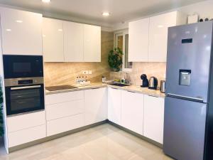 Η κουζίνα ή μικρή κουζίνα στο Cliff's Edge Luxury Apartment With Pool & Views