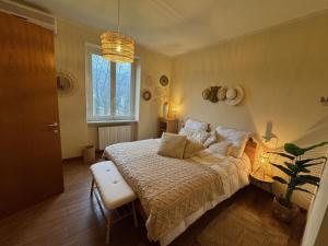 una camera da letto con un letto e una pianta in vaso di Cottage Wisteria a Prasco Altre 12 foto