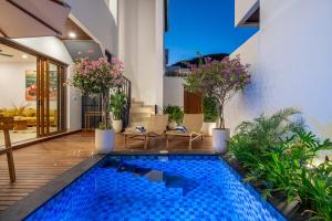 een zwembad in het midden van een huis bij Walk to the Beach from This Brand New 3BR Villa with Pool! in Sanur